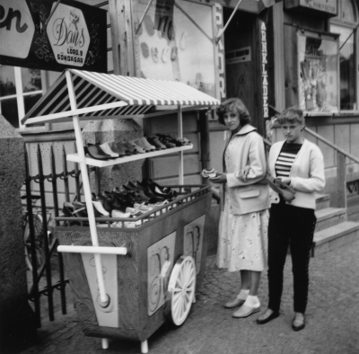 Skoköpare utanför Rudells skoaffär tillfälligt inhyst i Stadshotellet. Ingång till hotellträdgården.

Dok.100603/KG