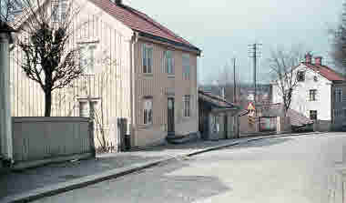 Storgatan 
Stenkällaren
2018 bor Stig och Gunnar Leander i huset närmast. Deras far Gösta bodde där tidigare.
090331/KG