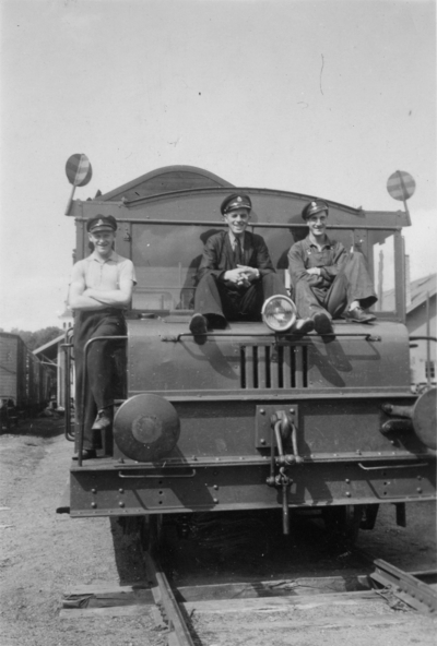 Allan Jonssons egen dokumentation: " På 50-talet. Allan Jonsson, Stig Anemyr och Helge Karlsson, på lokomotorn i Vimmerby."