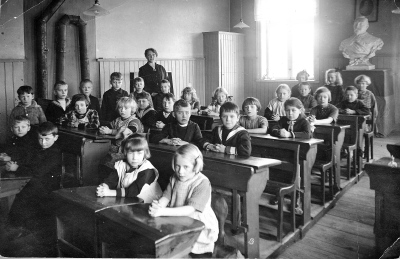 Hilda Hellerstedt lärarinna,  Maj Olsson, Holger Anderson Tallen,  Gösta Olsson,  Per Bälter och  Gösta Eriksson "Död". 