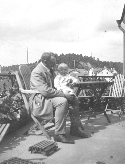"Henrik o min pappa på Ö.E.B Kisa" ( ÖEB = Östgöta Enskilda Bank )    Nordströms