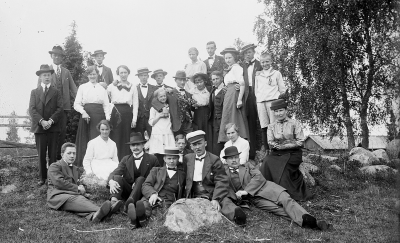 Stående 2:a från höger: Harry Elg och 3:a troligen Ingrid Elg