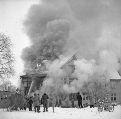 Församlingshemmet brinner

Dok.110406/KG

-Församlingshemmet brinner 1956. Folke Nilsson hade elfirma och hade sitt kontor till vänster i byggnaden. Senare Dahlbergs Elektriska.
