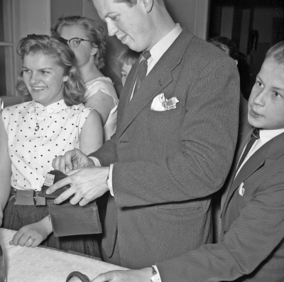 Folkskolan från vä Ylva Lindström, Maud Anjou???, Lärare ? Svensson, Hans Palm
- Astrid Lindgrens skola -

Dok.111102/KG