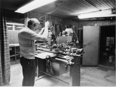 Dokumentationsfotografering av tillverkningsprocessen på Snickargården.
Vårvintern 1988
Tillverkning av fransk pardörr.
Avbildade personer:
Tönnes Andersson
Bernth Ericsson
Lillan Ericsson
Alvar Andersson
Bildmaterialet användes senare till en skärmutställning om Snickargården som visades på Vimmerby Bibliotek
