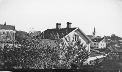 Vimmerby sett från omgivningarna.   T.E.
Trädgårdsmästare Bomans hus sett från kyrkogården. Samskolan till vänster. Till höger Torsborg. 