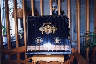 Allan Jonssons egen dokumentation: " Cittra av märke Harpeleik. Cittra är ett trevligt instrument, som det inte är särskilt svårt att lära sig spela på, om man börjar med enklare låtar och får lite undervisning, om hur instrumentet fungerar.