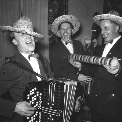 Leppe Sagebys orkester 
Wikbergs konditori 1950-tal
T v Leppe Sageby, i mitten Lazlo Rizki och till höger Olle Bamsing.

