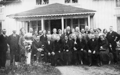 Kortet taget i Faggemåla.   2. Maurits Hammarlund, byggmästare  3. Elsa Vinell, gift  Nyberg   6. Eva Hammarlund. gift [---]  7. Larsson, handelsbiträde ( Skor ) 9. Erin Karlsson  10. Gullan Johansson 13. Ingrid Nilsson  15. Greta Karlsson  16. August Nilsson, Missionsbokhandlare  17. Frida Engkvist  19. Thure Hammargren, urmakare  20. Amanda Pettersson  21. Erhard Pettersson  22. Emmy Hammarlund.  23. Gustaf Andstedt   25. Ebbe Ängqvist, överlärare  26. Robert Hammarlund, murare  27. Märta Ohlsson, fru  28. Aina Nilsson  29. Helga Wretling, fru  30. Rickard Olsson, manufakturhandlare.   