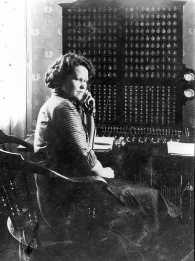 Fru Ingegerd Pettersson Storgatan 66 Vimmerby (Född Wettermark) tagit omkring 1915-1918 då växeln var placerad i huset (Hallbergs) Sevedegatan 43. Första telefonstation var på rådhuset, flyttades sedan till 3:dje våningen på stadshotellet och därifrån 1913 till Sevedegatan 43 därefter till Ö. Tullportsg. 9, sedan till nya Telehuset vid Kungsgatan. Fru Pettersson började som telefonist år 1906 då var stationen på stadshotellet.     Okänd