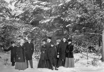 1. Otto Wahlberg 2. Sigrid 3. Emil Helling 4. Anna Karlsson - Gärdin 5. Karl Axel Hagen 6. Karl Värnberg ? 7 ? 8 Ragnar Teorin 9. Ellen Wärnberg. 
