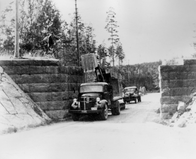 Kasks åkeri river muren vid järnvägsövergången vid Björnebro. Ydrebanan. 