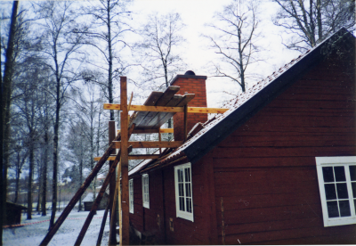 Återuppbyggnaden av smedjan pågår

Skorstenen är färdig november 1995