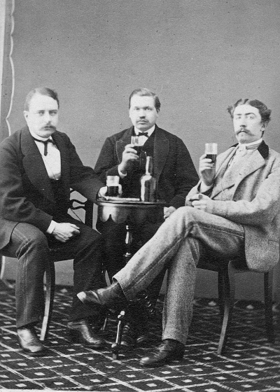 1. Landssekreterare de Freese  2. Baron Klinkowström  3. Kapten Liljestolpe, notarie hos greve Sparre. Hovrättsanskuttanten friherre Johan Hjalmar Klinkowström född 1841 i V. Löfstad. Kom från Stockholm 1869.         Wahlbergs   