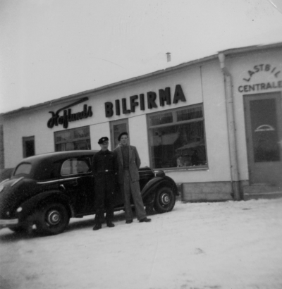 Hoflunds bilfirma Västra Tullen Vimmerby
Bilen är en Mercedes
