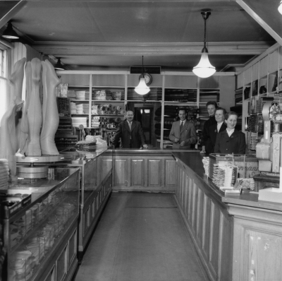 Carl Johanssons klädaffär
Interiör och personal
Från vänster Karl Karlsson, Artur Lundberg, Anita Säll, Lisa Karlsson, Sylvan

Uppgiftslämnare Lars Birgersson Målilla och Inger Hultenius Kisa

Dok.100602/KG