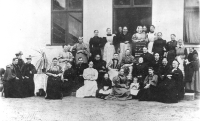 1. Venström  2.Nyberg  3. Söderström  4. Nordgren  5) Betty Henriksson  6. ?  7. Fru Winnerstedt  8. Hilda Svensson Ingebo  9. ? 10. Per Johan Andersson  11. Fru Dotrén  12. Fru Widén  13. Selma Åberg 15. Kristina Andersson  17. Maffe   18. Tilda Dervinger  20. Ida Berggren  21. Fru Fremberg  22. Fru [---] Peterson  24. Lina Nilsson 27. Fru Törne   32. Ebba Dotse.  