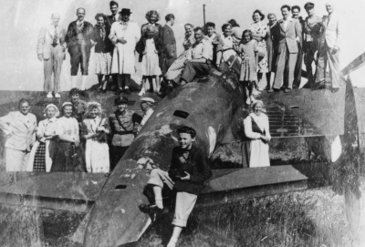 Vimmerby folkdanslag i Kauhava, Finland. 1. Nils Jonsson  2. Karl Andersson Norrköping  3. Inger Nilsson Kisa  4. Helge Karlsson      5. Paul Lind spelman Vimmerby  6. Anne Mari Jonsson 7. Inger Karlberg  8. Gunnar Nilsson kontorist Vimmerby  9. Asta Jonsson  10.Silla Kauhava  11.Leif Berggren  12. Kaisa Silla Kauhava  13  14. Stina Pettersson Kisa  15. Ingrid Karlsson Kisa  16. Axel Karlsson  17. Lars Aronsson   18 19. Robert Karlberg civilingenjör Vimmerby  20. Nils Kullander dansledare  21. Svea Lindqvist Kisa            22. Margareta Karlberg fru  23. Gun- Barbro Borre  24  25?  26. Stig Karlberg  27. Svea Andersson Norrköping  28         