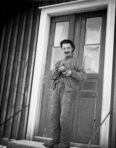 "Snus Johan",på trappan tilll Hörestadhult ålderdomshem.