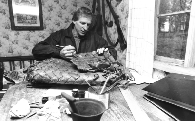 Gertove Gustafsson märker föremål i Gästgivarehagen.    