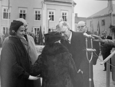 Kungen hälsar på stadens äldsta, fru Augusta Karlsson.  Från vänster. 1. Maj Severin fru, 2. Emil Severin, 3. Augusta Karlsson  fru,  4. Kung Gustav VI Adolf,  5. Ruben Wagnsson.  