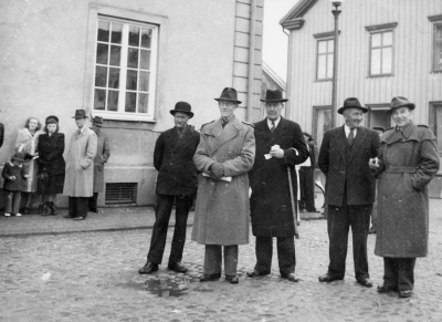 En valdag, från vänster 1. Gustaf "Kak" Lundberg 2. Gustaf Andstedt, före detta polis 3. Hilding Jaensson, före detta stadsmontör 4. Johans Andersson, på Kullen 5. Erik Ax, möbelsnickare. Vid väggen från vänster 3. Rickard Karlsson, kamrer
