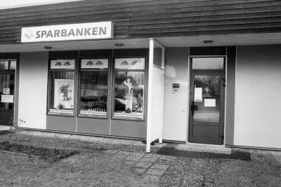 Sparbanken Kronan i Gullringen. Posten låg bredvid, adressen var Ringvägen 19.
