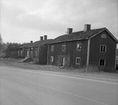 Storebro
Smedstugorna
I huset till höger hade skomakare Hjalmar Johansson sitt skomakeri på nedre våningen

Dok.110516/KG

