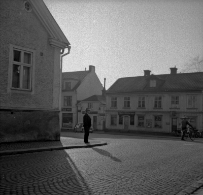 Hörnet av Storgatan och Drottninggatan 1950. Mannen är f.d. Serganten Waldemar Uhrström. T.E.
Fisktorget till höger

Dok.110414/KG
