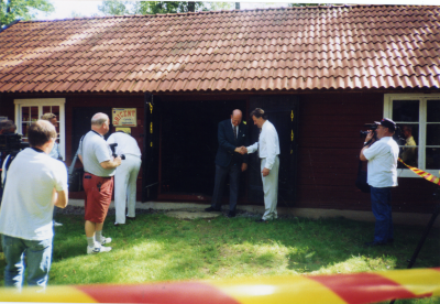 Invigning av smedjan i Brunnsparken Södra Vi hembygdsdagen 4 augusti 1996
Kedja är avklippt

Till vänster med kamera Janne Strömsten, Bengt Johansson, Ingemar Eklund i mitten 