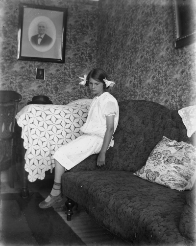 Flicka i en soffa. Elsa Blomberg. Storgatan 5.