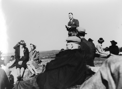 Kyrkoherde Anders Andrae Wimmerby, talar vid Gisseskalle Storebro ( Gökotta ? ).  