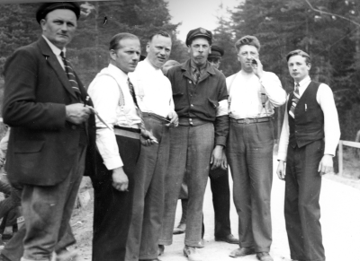 Från vänster  1.  Erik Kask, åkeriägare  2. Hilding Karlberg, bilförsäljare  3. Henrik Almlöv, järnhandlare  4. Simon Andersson, bensinhandlare ( stadsfullmäktiges ordförande)  6. Nils Ståhl, disponent  7. Gösta Ericsson, radioreperatör.           