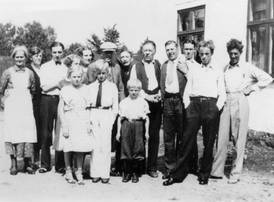 Bilden tagen utanför Vårlunda vid Drottninggatan Vimmerby, då släkt från Stockholm besökte Vimmerby. Från vänster  1 Victoria Lilgegren, fru ( 1880- 1961)  2  Alma Valen, Stockholm.  3  Ragnar Liljegren, smed.  4  Ella Lundholm.  5  Kitty Liljegren född Thunberg.  6  Gösta Vålen  Stockholm. 7  Otto Hagberg Typograf.  8 Henrik  Liljegren  9 Gustav Vålen Stockholm.  10 Viking Liljegren Smed. 11 Henry  Liljegren.  12 Georg Liljegren Smed. 13 Eva Liljegren. 14 Karl-Oscar Liljegren  (1922-1975).  15 Willy Liljegren.  