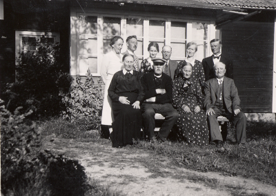 Svartnö 22/8 -37
Stående: Olga och Erik m.fl
Sittande: Hanna Westerdahl, hennes broder Johannes Källström,systern med make.

Dok.090702/SJ