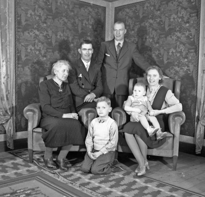 Elon Waern med familj
- Ludvigsborg -

På bilden bland andra barnen Klara och Kurt samt hustru Karin kängst t h

Dok.111103/KG