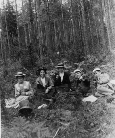 Från vänster  1. Sifvan 2. Inga, 3. Beata, 4. Olle Nordgren, 5. Otto Vinell,  i Hultet.      