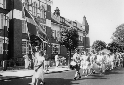 Studentmarsch på Drottninggatan framför samskolan, gymnasieskolan, kulturskolan
