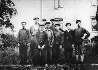 Från vänster: 1. Nilsson  Bobby,  diversearbetare  2. Wenström Josef,  kopparslagare, 3?,  4 Jonsson Zeth       5. Ringholm Helge, tapetserare 6. Lind Erik  7. ?,  8. Olsson Erik, typograf  9. Johansson,  broder till Dan Johansson      