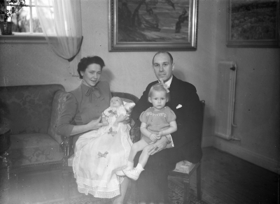 Familjen Gyllenkrok, föräldrarna Dagmar och Carl-Axel med barnen Catharina och Göran.
Salongen på Villa Kampenborg, Kungsgatan. Sonen Göran döps