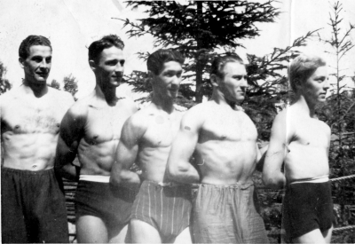 Från vänster Olle Lilja, S.A. Leander, Isse Pattinen, Robert Adolfsson och Villy Liljegren troligtvis 1942, vid Krön där klubben hade träningsläger ett par somrar.