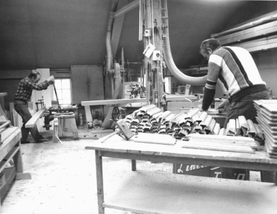 Dokumentationsfotografering av tillverkningsprocessen på Snickargården.
Vårvintern 1988
Tillverkning av fransk pardörr.
Avbildade personer:
Tönnes Andersson
Bernth Ericsson
Lillan Ericsson
Alvar Andersson
Bildmaterialet användes senare till en skärmutställning om Snickargården som visades på Vimmerby Bibliotek