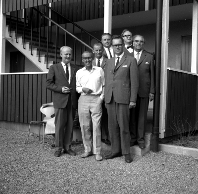 Folkhögskola 
Styrelsens resa till Uppsala för att se nya skolbostäder
Gösta Cronholm 
4:e från vänster Ingemar Karlsson ( VT )
5:e från vänster Gunnar Hammarlund

Dok.101130/KG