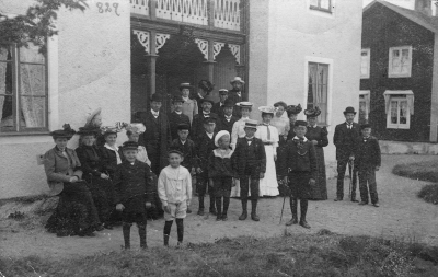 Fröken Ruth Hagström Rosenfors

" Mitt djupaste tack för "vyen". Här sänder jag Er ett tillbaks, som ni ser tagit utanför min "sommarvilla" i Lannaskede. Min rumskamrat reste i fredags, jag är nu ensam och "öfvergifven". Om lördag morgon reser äfven jag, såvida jag ej försofver mig. Här är inget roligt nu. I går var jag och två andra ynglingar i Hvetlanda. Nästa gång jag låter höra af mig är jag säkert i "Jönseping" Hälsn, kära fler än Ni orkar bära, från J. L - g.