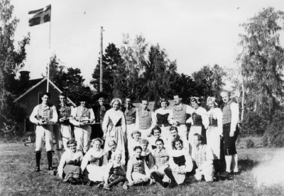 Stående från vänster. 1.  Aronsson  2. Paul Johansson, Chaufför  3. Paul Lind, Trädgårdsmästare  4. Nils Kullander, Försäkringsman  5., 6,?  7. Gunnar Nilsson, Kontorist  8, 9,? 10. Margareta Karlberg Fru  11,? 12, ? 13. Ruth Lind, Fru  14. Asta Johansson, Fru  15. Nils Jonsson, Vaktmästare  16.? 17. Berggren  18,? 19,? 20, ?  21,?    22. Helge Karlsson, Verkmästare  23, ?   24 Gunnar Johansson, Affärsbiträde.   