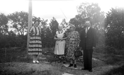 Hilda Johansson till höger, Rumskulla