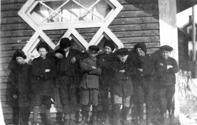 Från vänster, 1.?  2. Sven Eriksson snickare, 3. Algot Lindberg, 4. Ragnar Ståh fanerfabriksarbetare, 5. Harry Nilsson, 6. Ernst Holst målare, 7. Knut Fransson fanerfabriksarbetare, 8. Isak Nystrand försäljare.    1910-1920 ?         