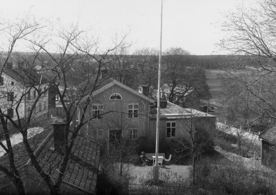 Gamla Borgmästaregården. Till vänster, Sotare Larssons hus.   T.E.
Storgatan
