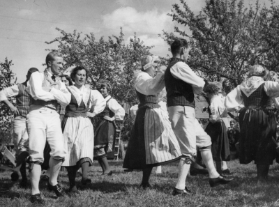Vimmerby folkdanslag på hembygdsfesten i Örsåsa, Gullringen. Från vänster.  1 Ture Högsell Hultsfred Teletjänsteman,  2 Börje Karlsson Hultsfred Sotare,  3 Iris Persson Hultsfred Fru,    4 Ylva Pettersson Vena Lärare,  5 Anna Greta Österman Lönneberga Militärpsykolog,  6 Birgitta Nilsson Vimmerby Lärare,  7 Gunnar Nilsson Vimmerby Kontorist,  8      . 