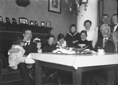 1. Anna Lindberg stående vid kakelugnen 2. Nils ? till höger om Anna 3. Knut Lindberg, längst till höger    U.F.